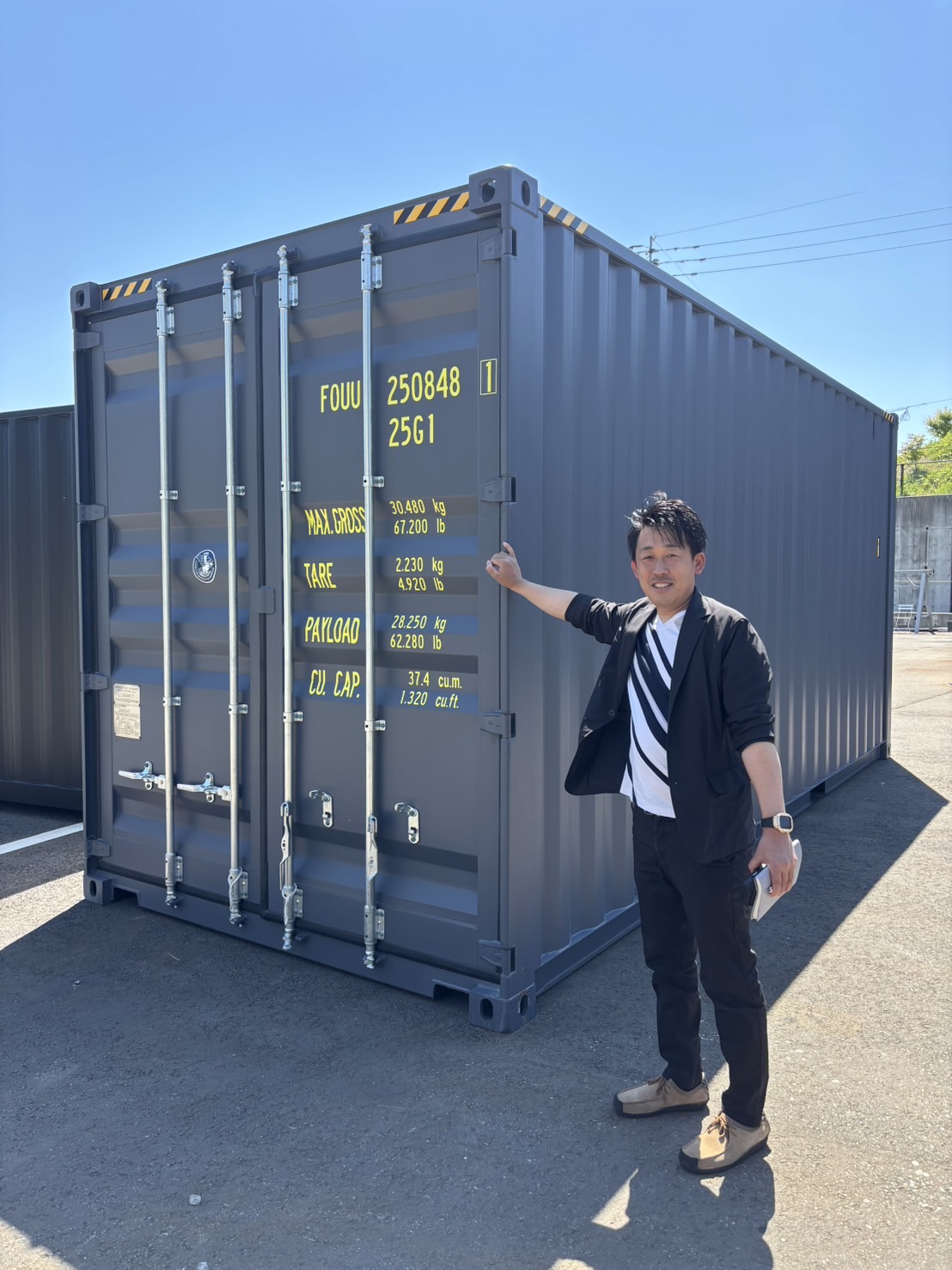 コンテナ倉庫 サイドに2連シャッターを装備した中古20Fコンテナです。倉庫前に